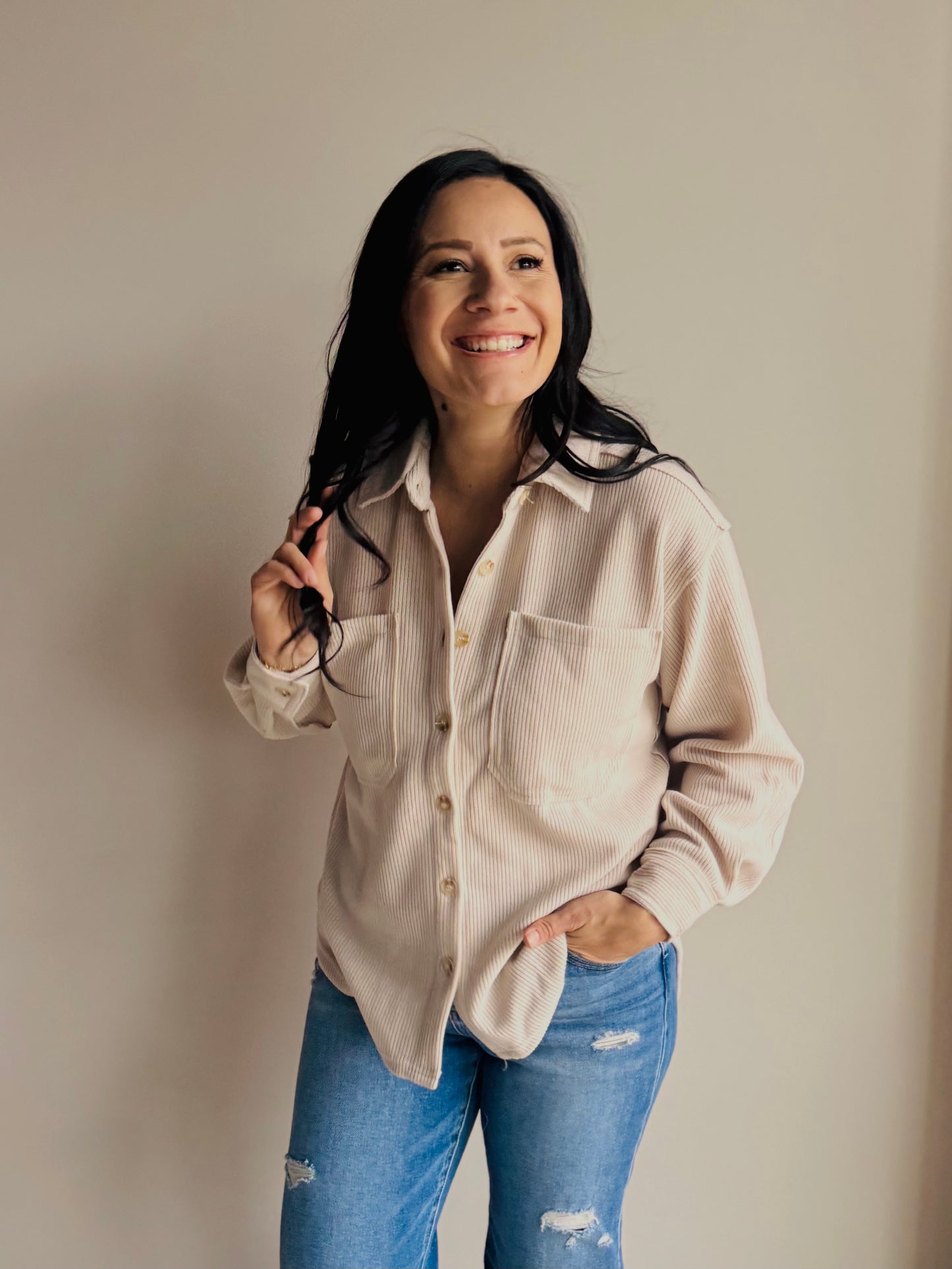 Ivory ribbed button-up top Devan – front view